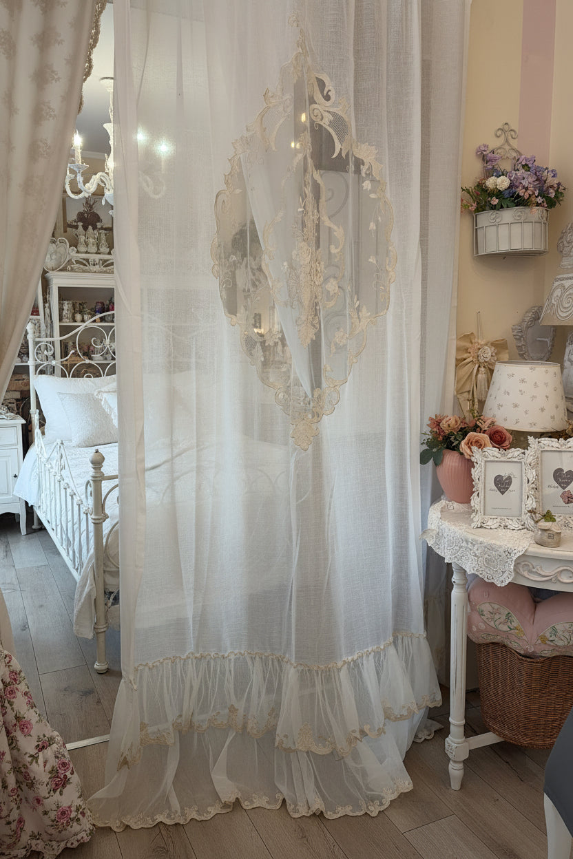 Telo tenda in misto lino con decoro centrale ricamo su tulle con doppia balza con ricamo e tulle misura 150X 300 