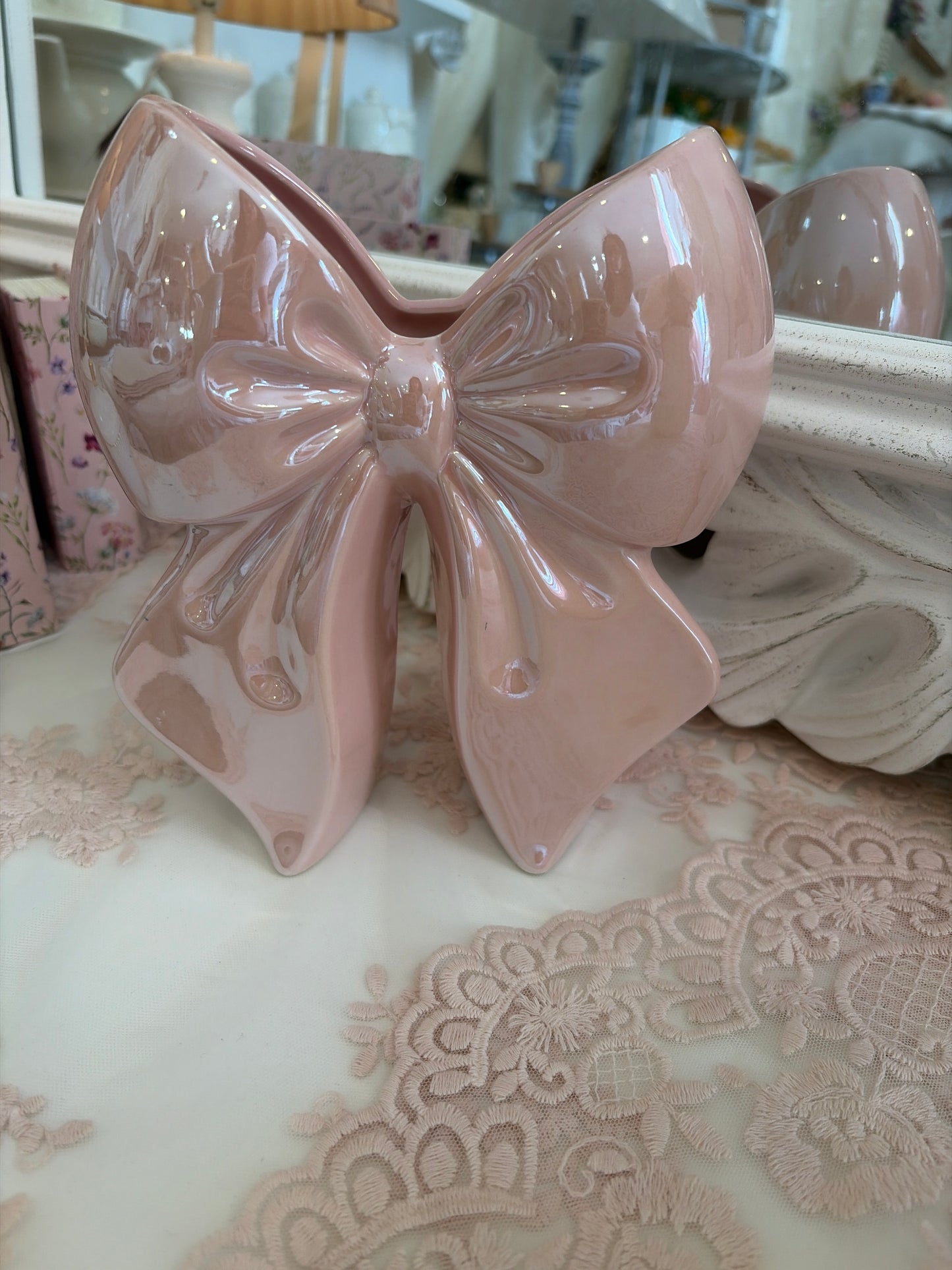 Basso fiocco nel colore rosa in ceramica, misura 20x18