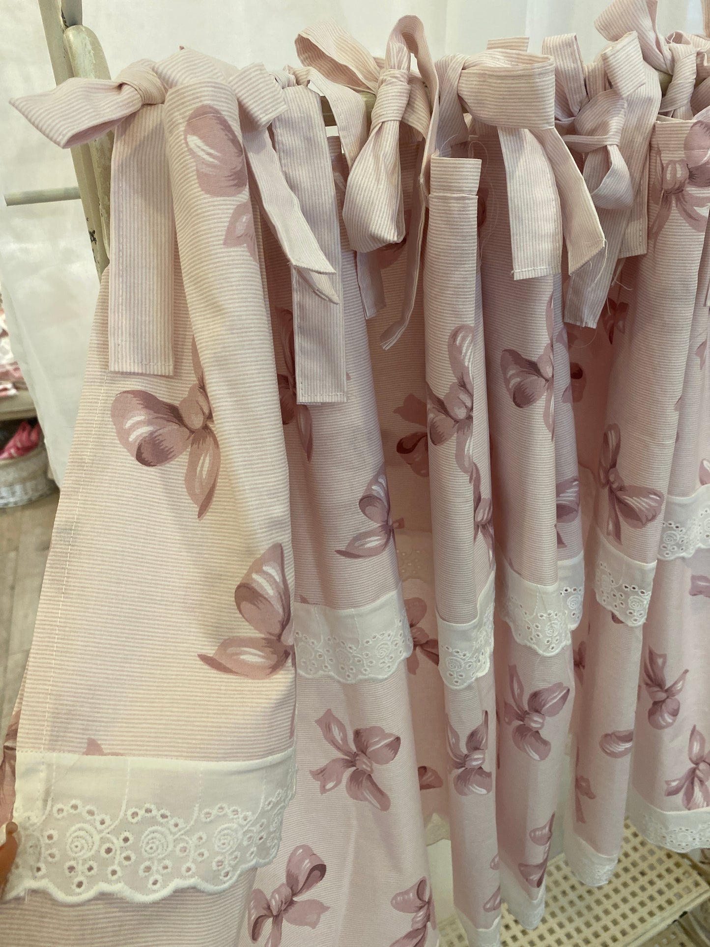 Mantovana con fantasia fiocchi, con due balze con pizzo sangallo 280x60cm