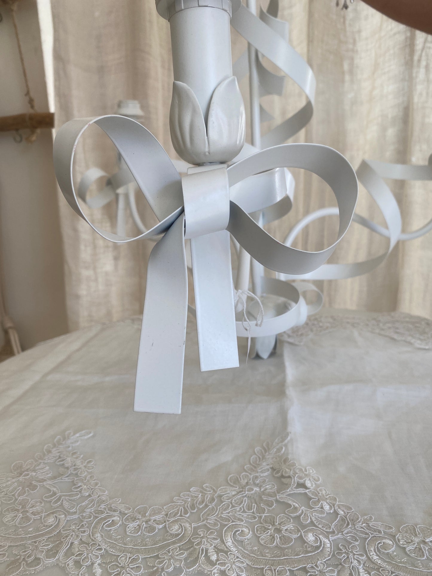 Lampadario fiocco con nodo bianco 3 luci Misura 60x48