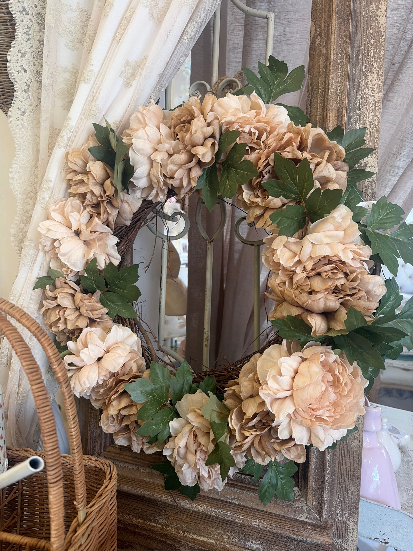 Ghirlanda fuori porta diametro 45 con peonie tortora e beige