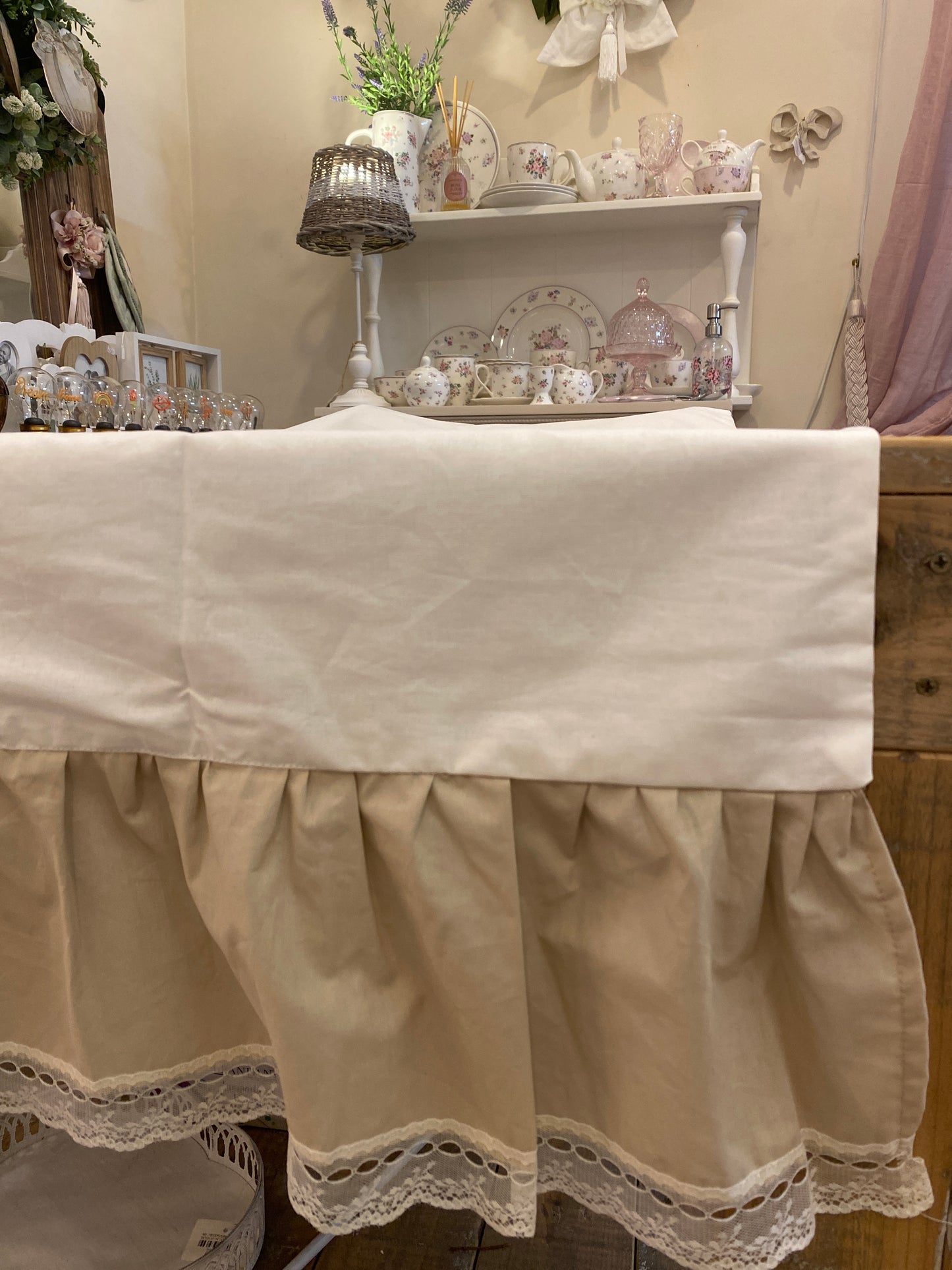 Runner in cotone bianco e sabbia, rifinitura in romantico pizzo