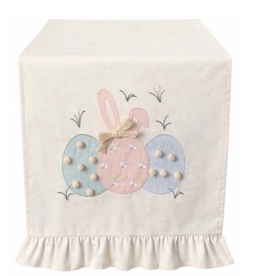 Runner con ricamo Table runner with embroidery