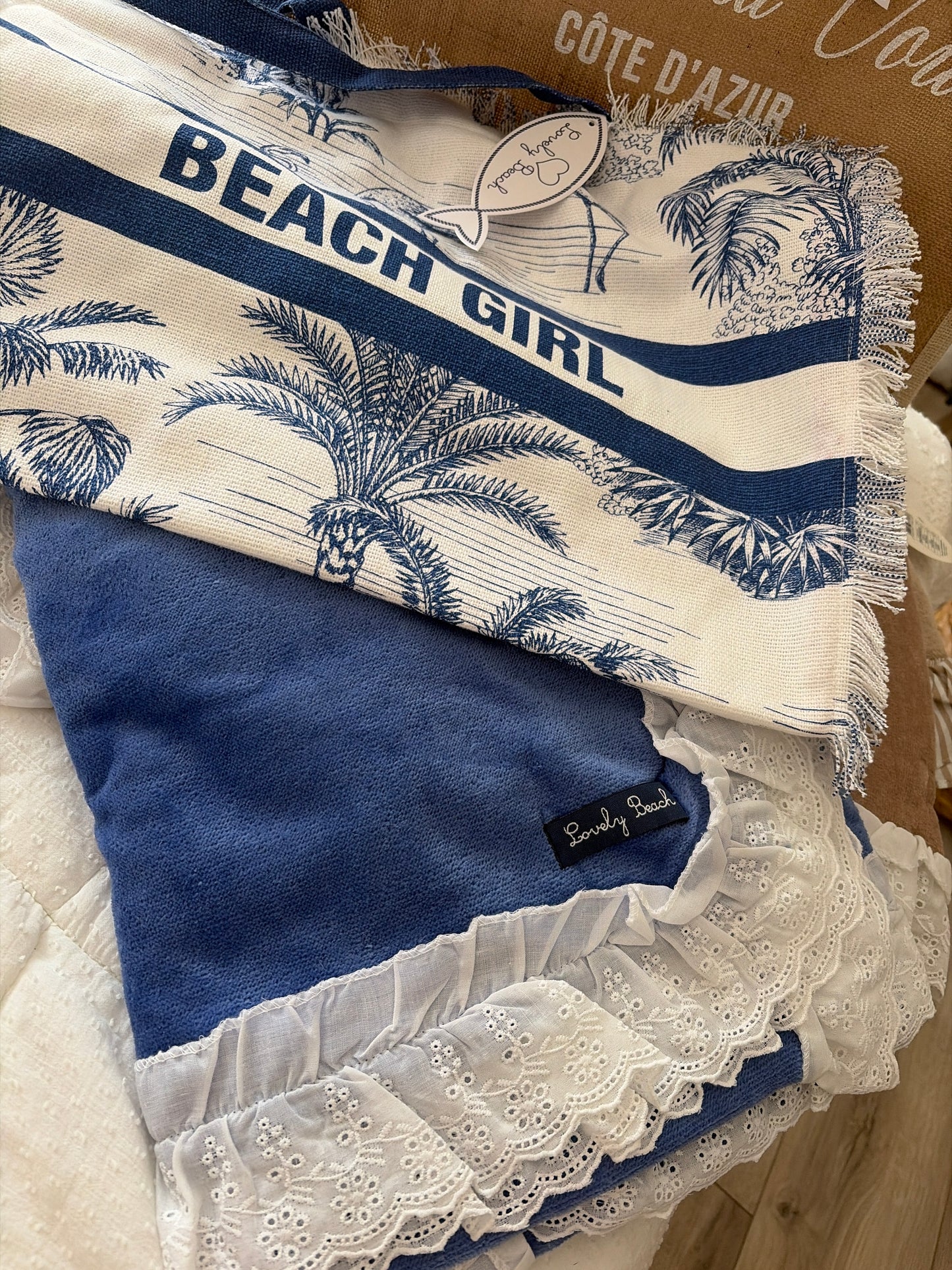 Telo mare in spugna leggerissima con il pizzo Sangallo su tutti e quattro i lati il colore blu cobalto con la borsa abbinata 30 € la coppia misura del telo 100x180