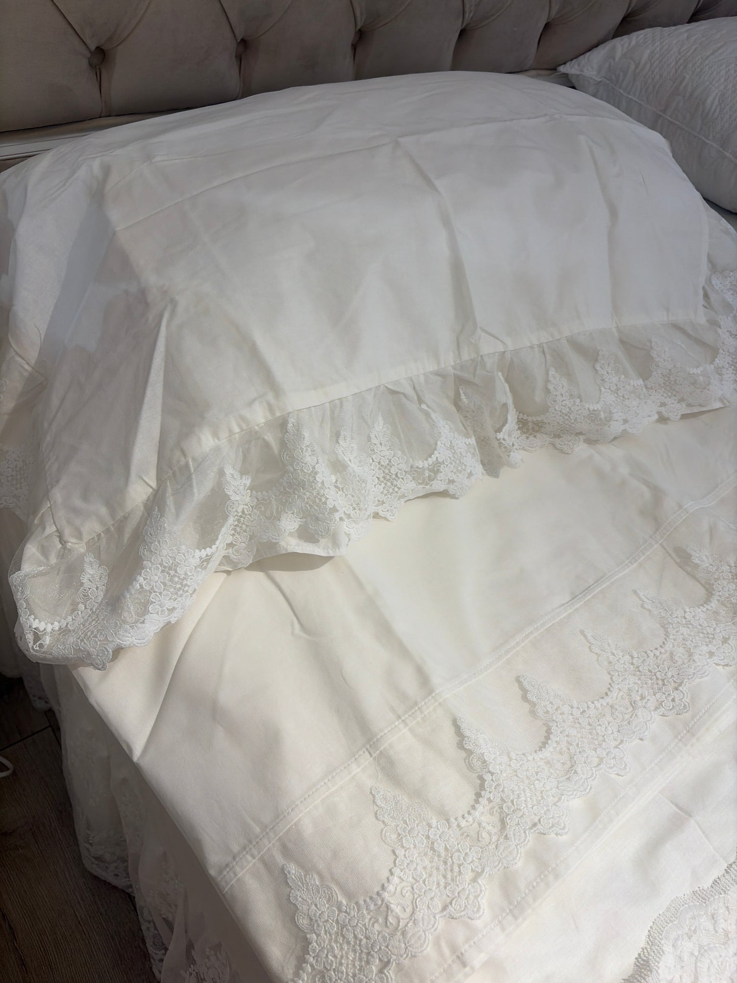 Completo letto lenzuola matrimoniale in cotone con coppia di guanciali con applicazione in pizzo romantico colore bianco