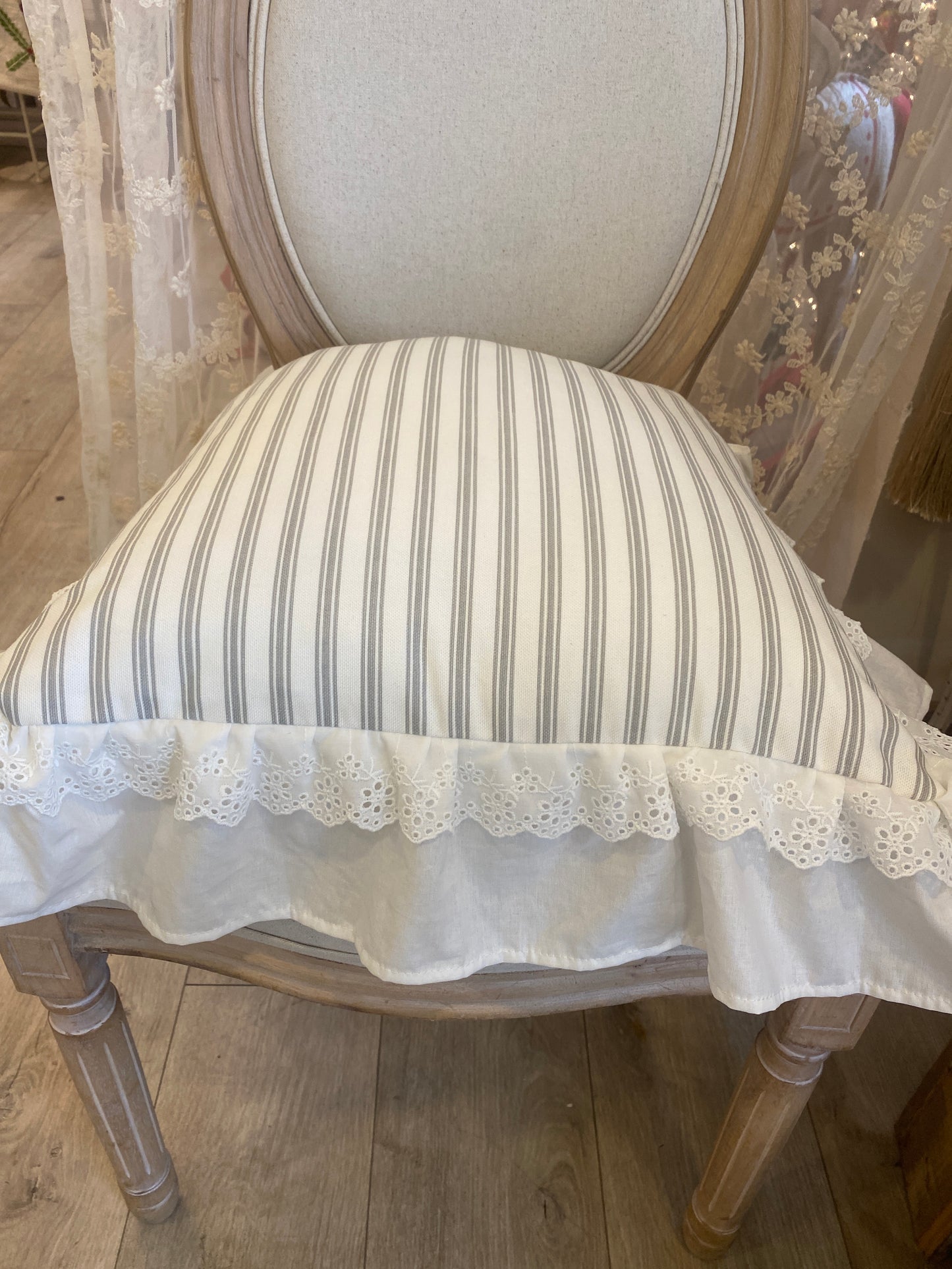 Cuscino sedia sartoriale 100% cotone misura 45x45+12 la balza ,1 balza in cotone con passamaneria in pizzo San Gallo