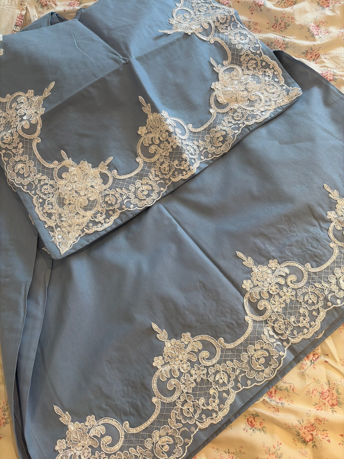 Completo matrimoniale con pizzo rebrode’ con coppia di federe misura 180x290 80x50