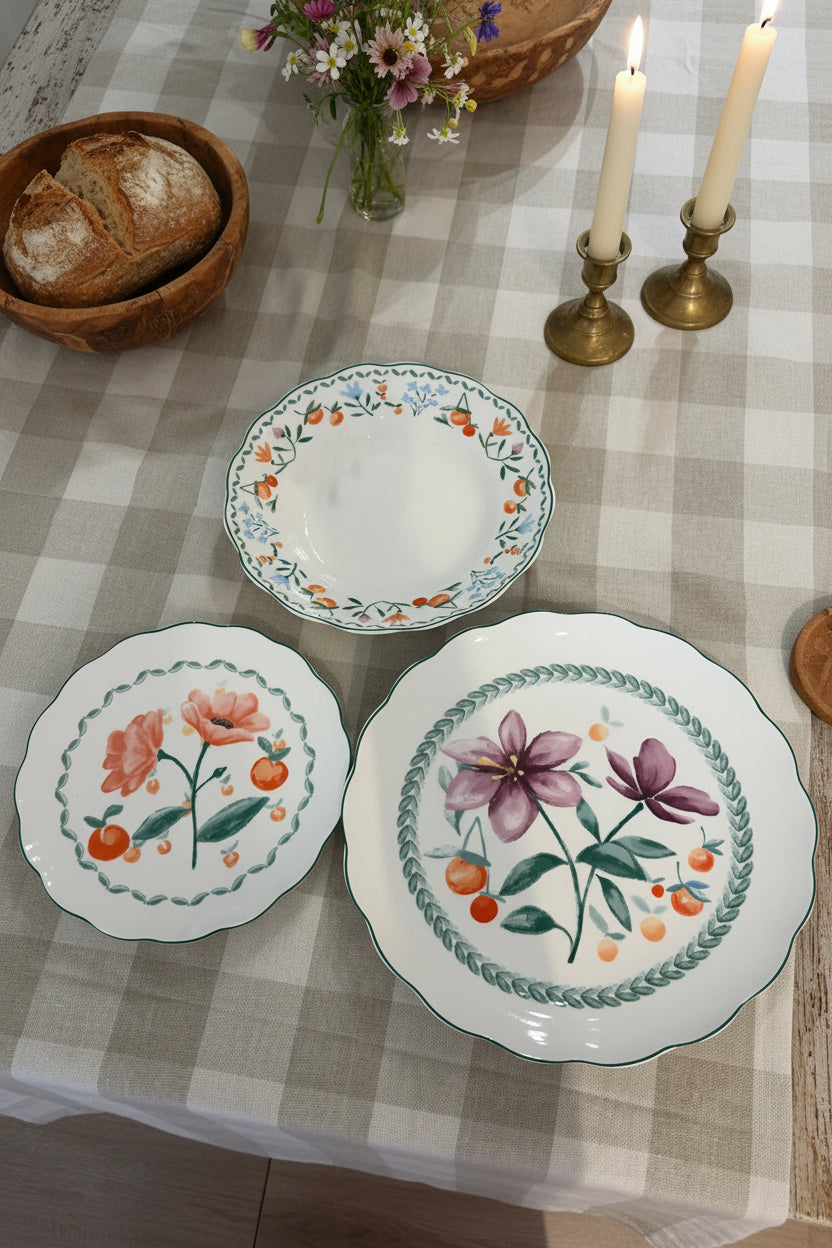 Servizio di piatti in porcellana con dei decori meravigliosi tutti floreali il servizio comprende dessert fondo Piano servizio 18 pezzi
