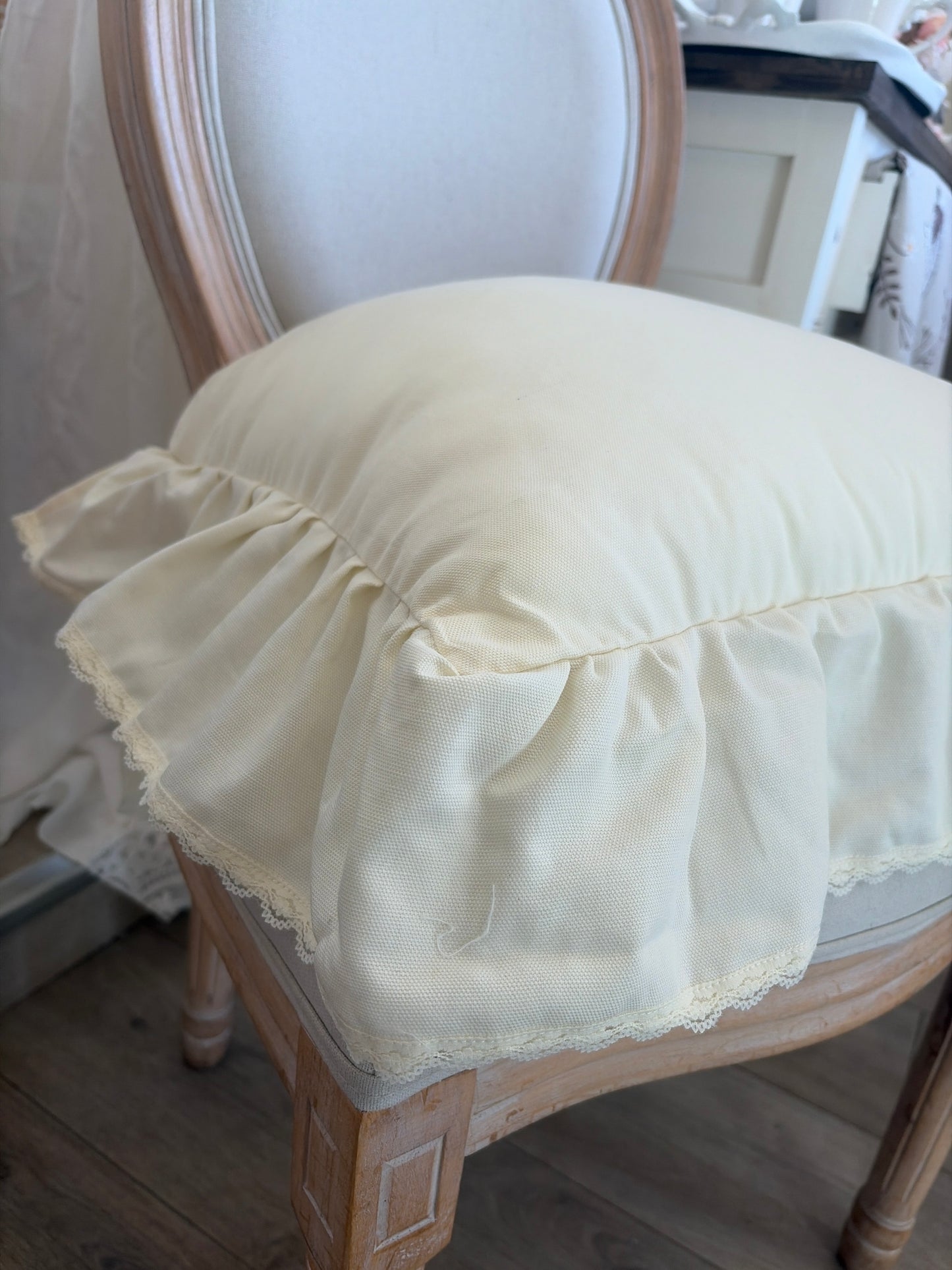 Cuscino sartoriale in cotone misura 45 × 45 + 15 la balza colore panna sfoderabili