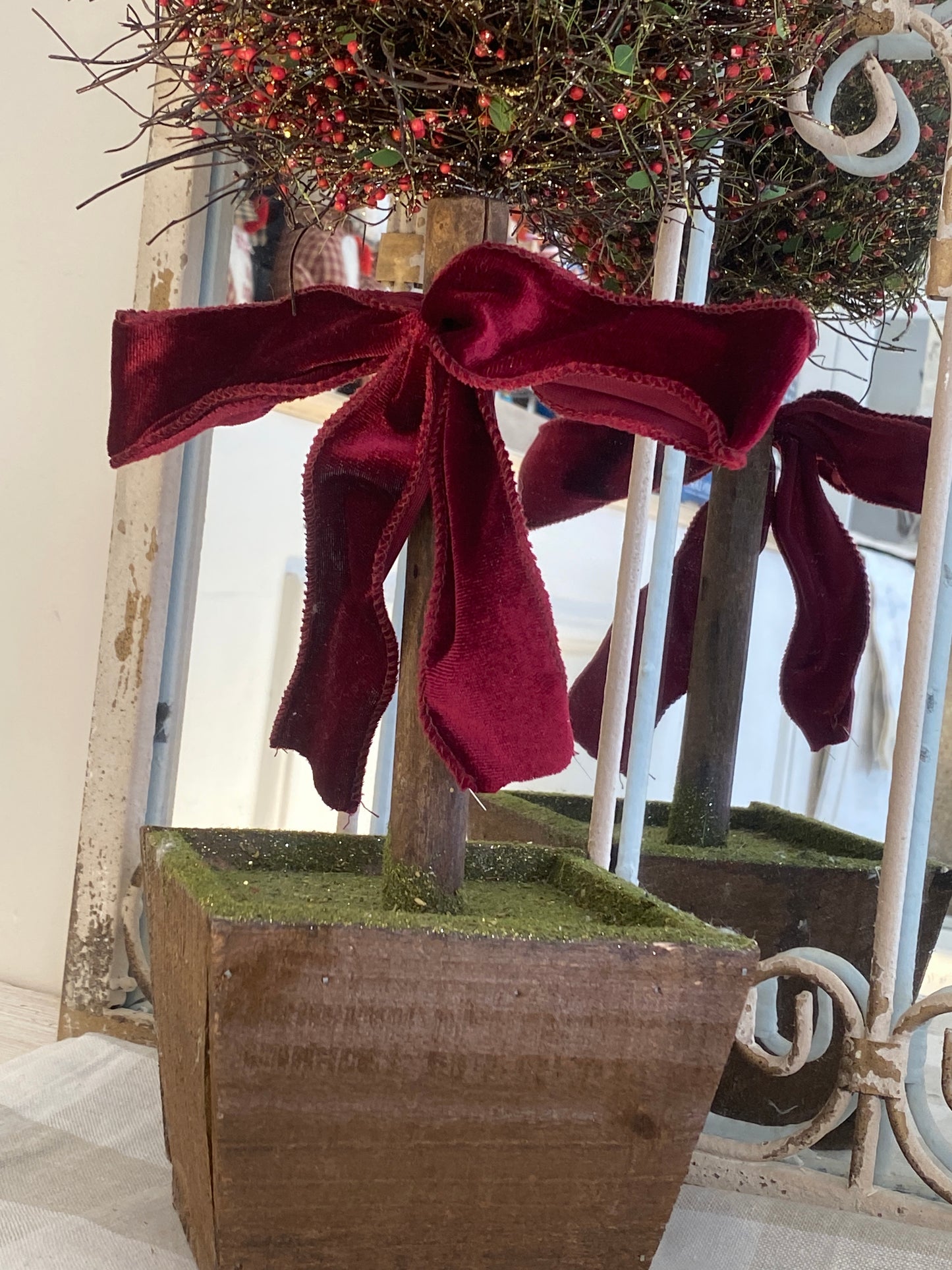 Albero di Natale in legno con bacche L’infinito