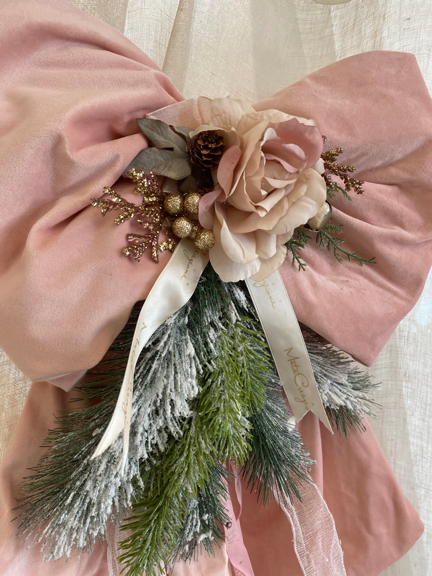 Fiocco in velluto colore rosa con decoro 30€