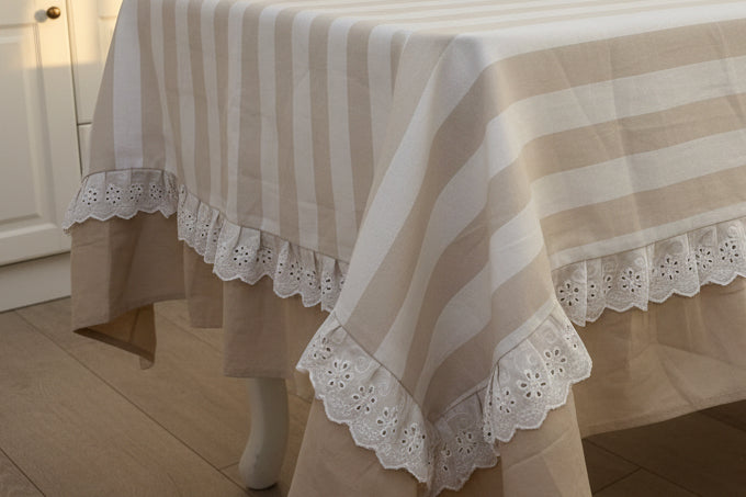 Centro tavolo In 100% cotone, tessuto rigato, sabbia e bianco con pizzo Sangallo misura 110x110