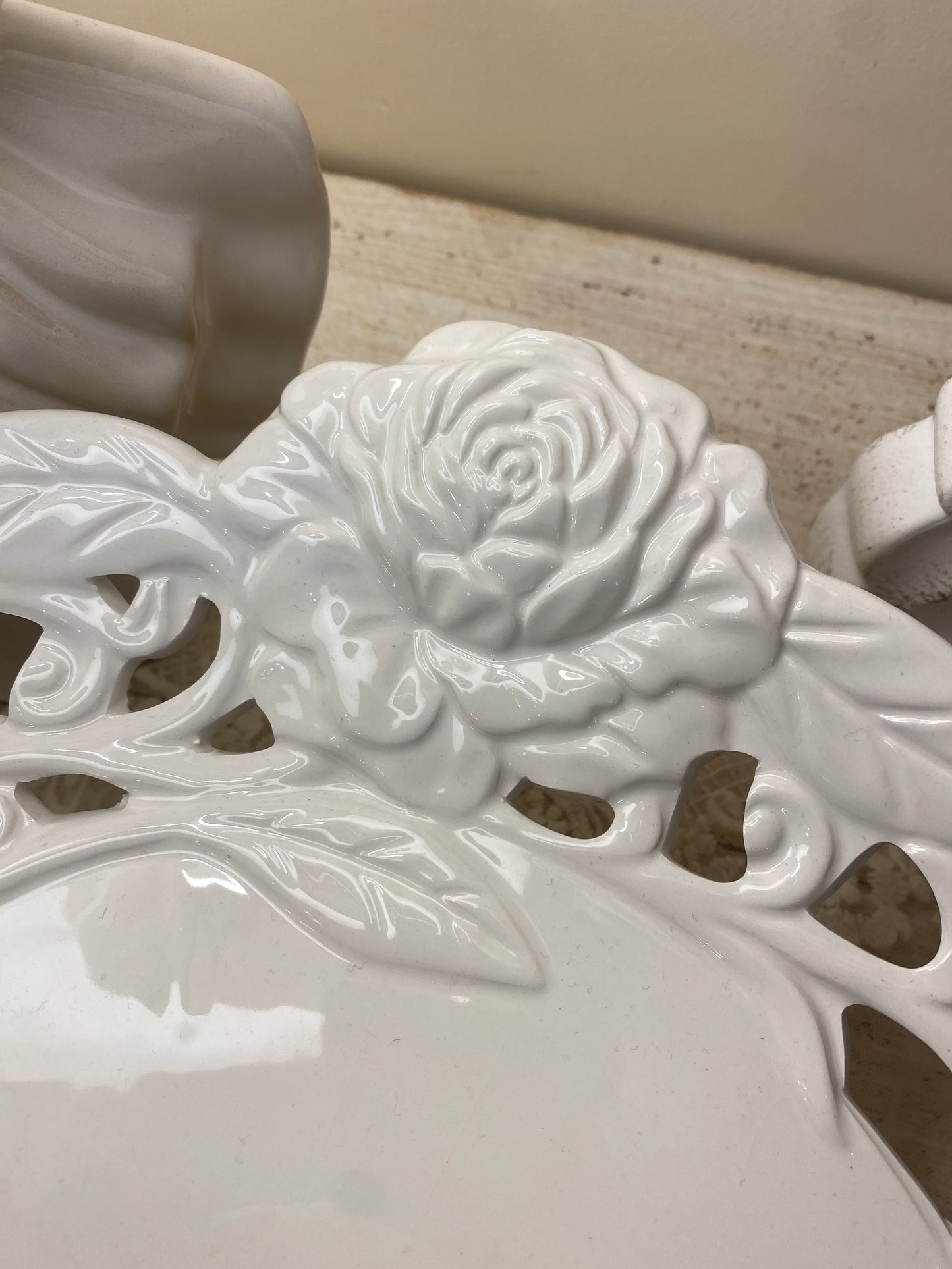 Alzatina traforata in ceramica con decoro con fiore 32x35x10cm