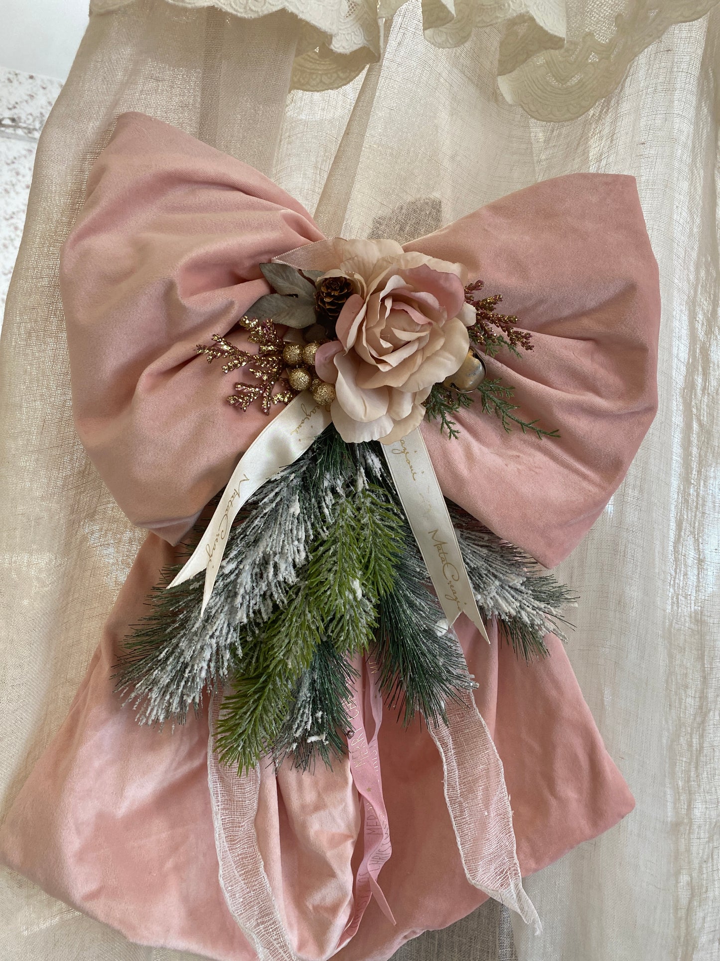 Fiocco in velluto colore rosa con decoro 30€