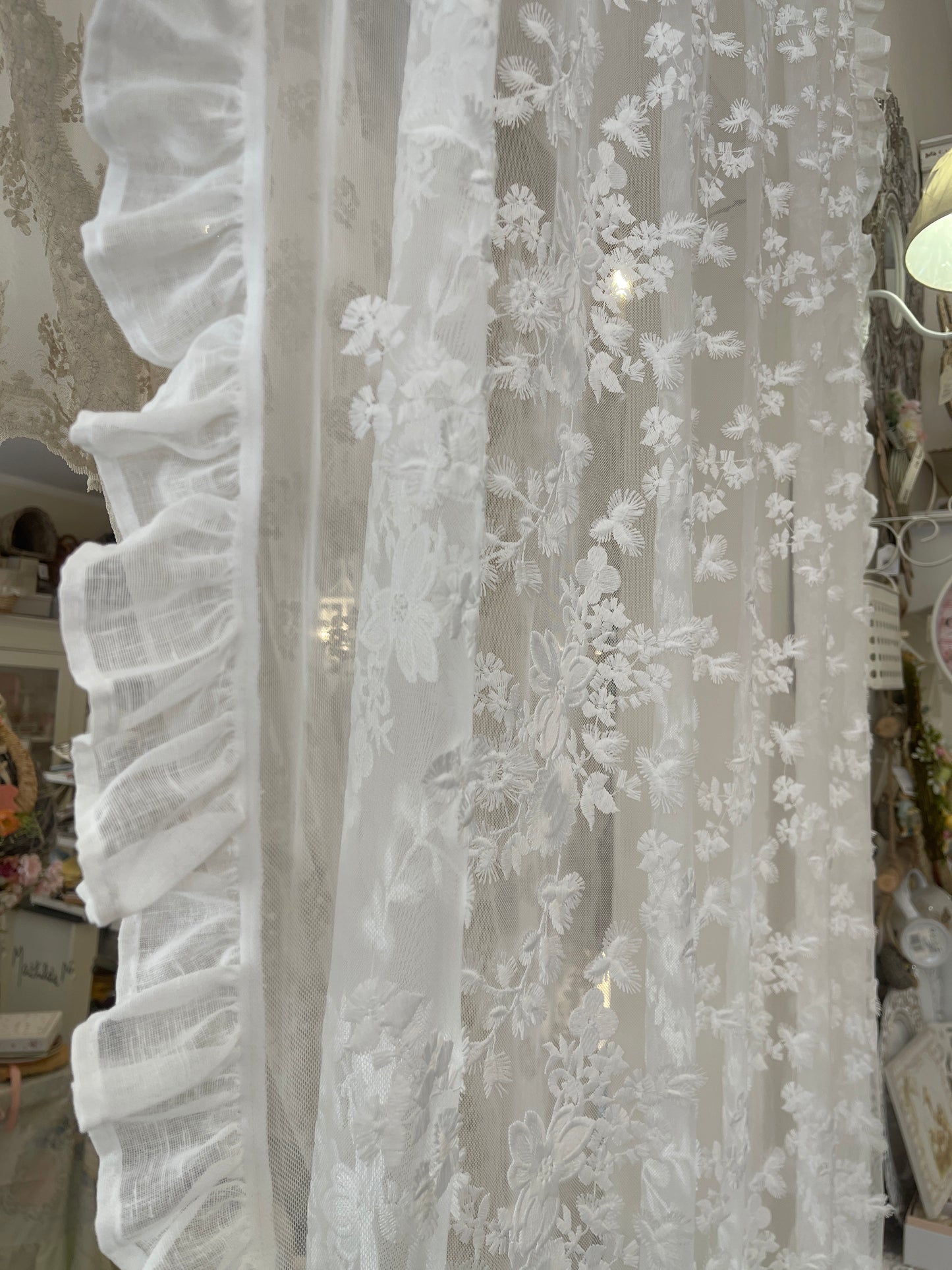 Coppia di Tende Fiordaliso con doppia rouches con le fettucce in tulle con ricamo applicato misura ogni telo 1,50 m per 3 m il colore è bianco