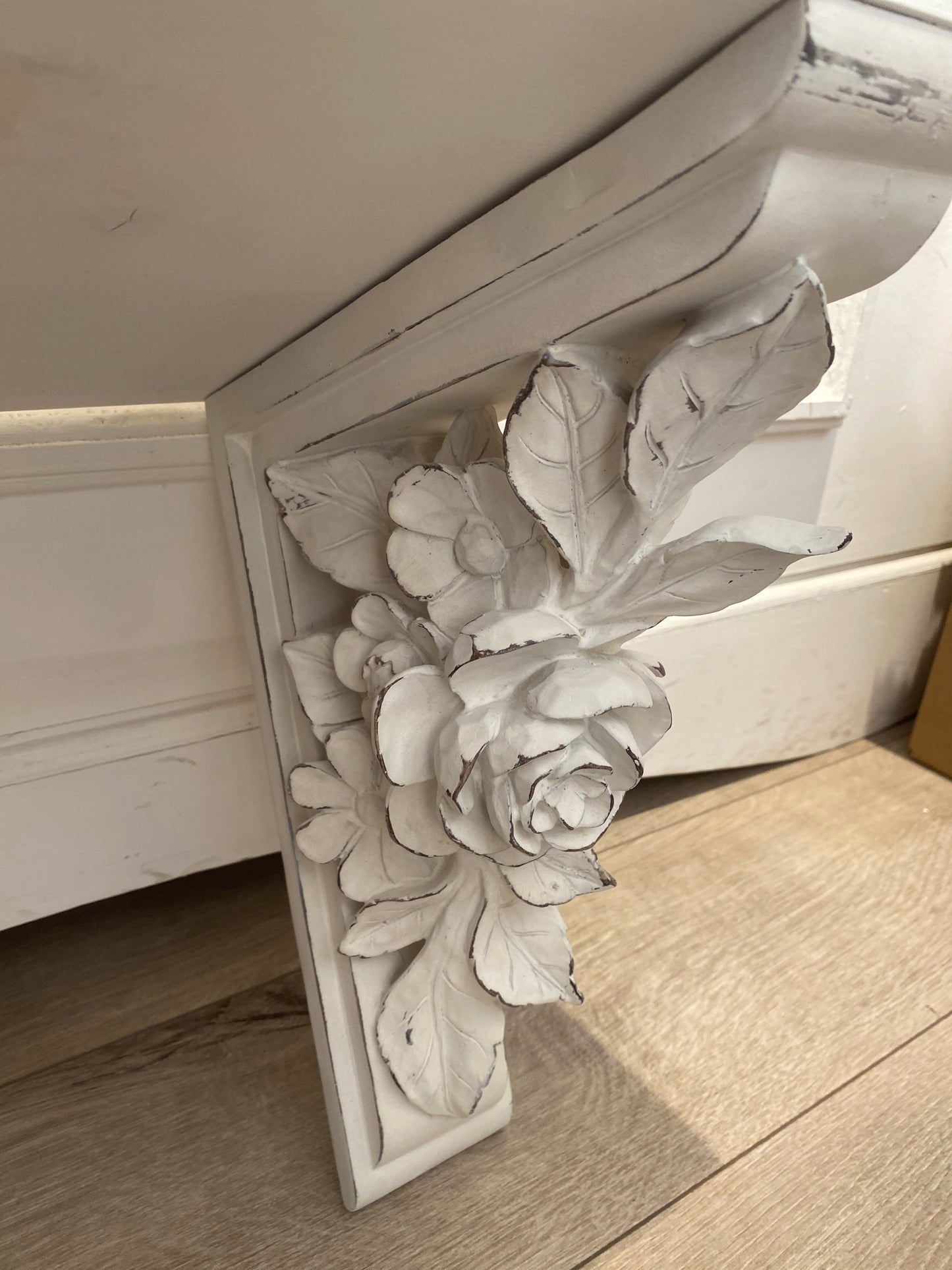 Mensola  in legno con fregio  rosa