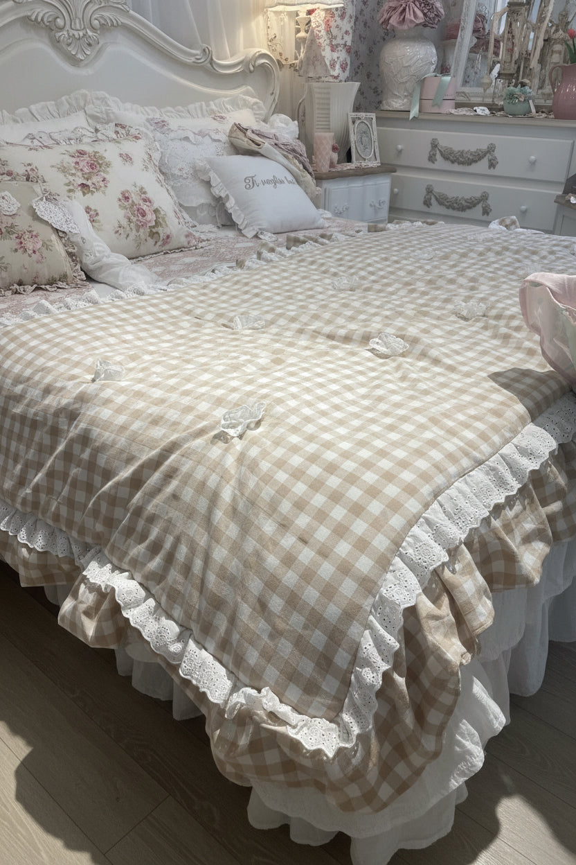 Fondo Letto in cotone tessuto Vichy con balza in pizzo Sangallo e applicazione sul fondo in pizzo Sangallo misura 170x85+10 cm