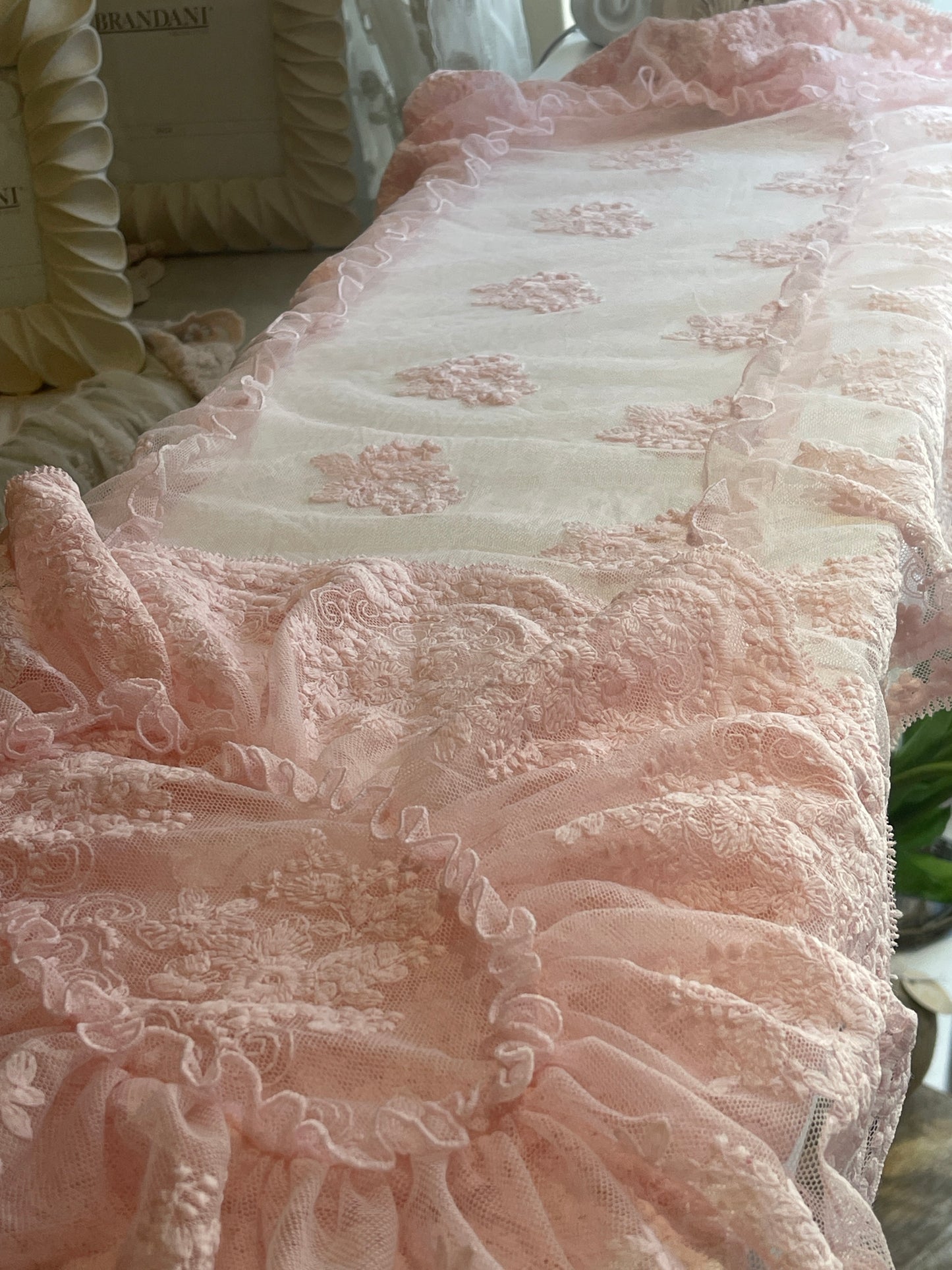 Tris di centri yulia rosa total pizzo
centro 35x45
runner 50x100
