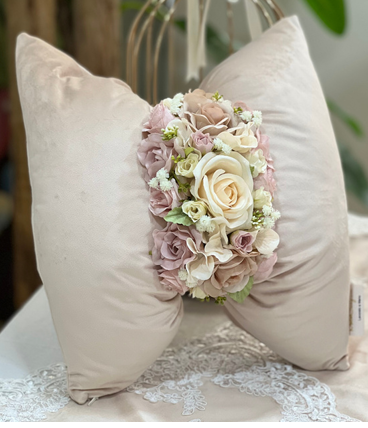 CUSCINO FIOCCO CON DECORO FIORI MATA CREAZIONI CHAMPAGNE