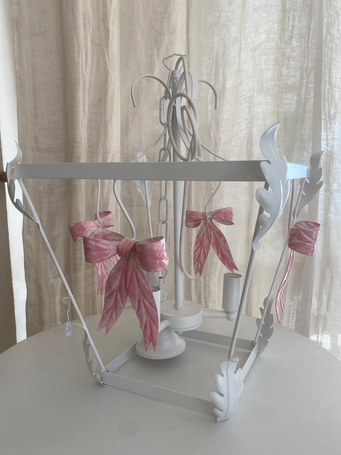 Lampadario a lanterna bianco con fiocco rosa 3 luci (si puo’avere del colore che desiderate su ordinazione) misura 37x36