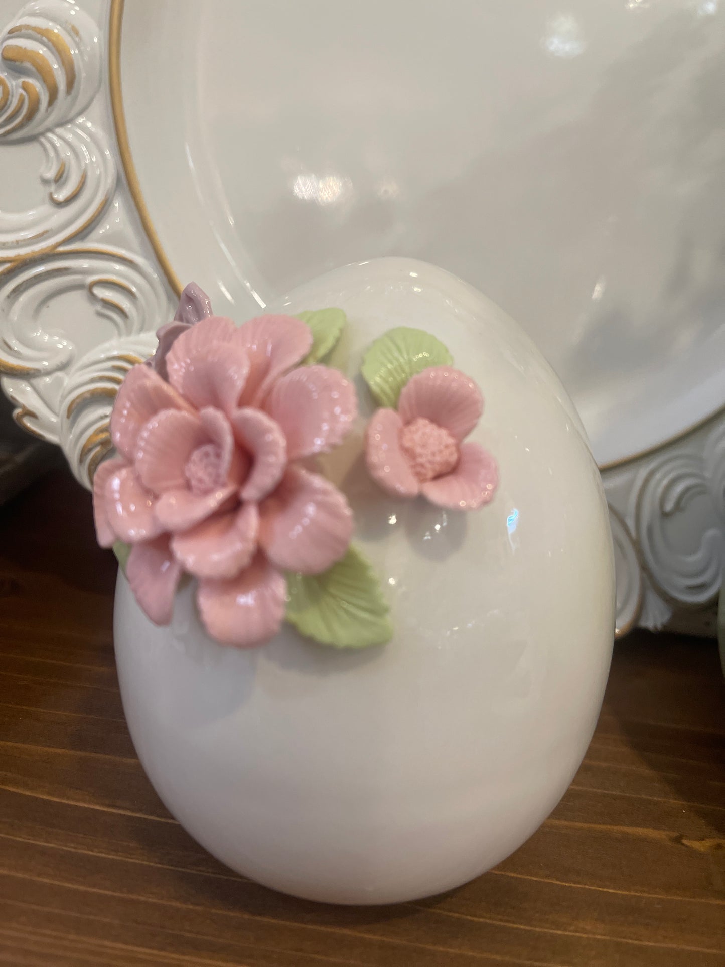 Uova in porcellana con decori fiori e farfalla misura 18 x10