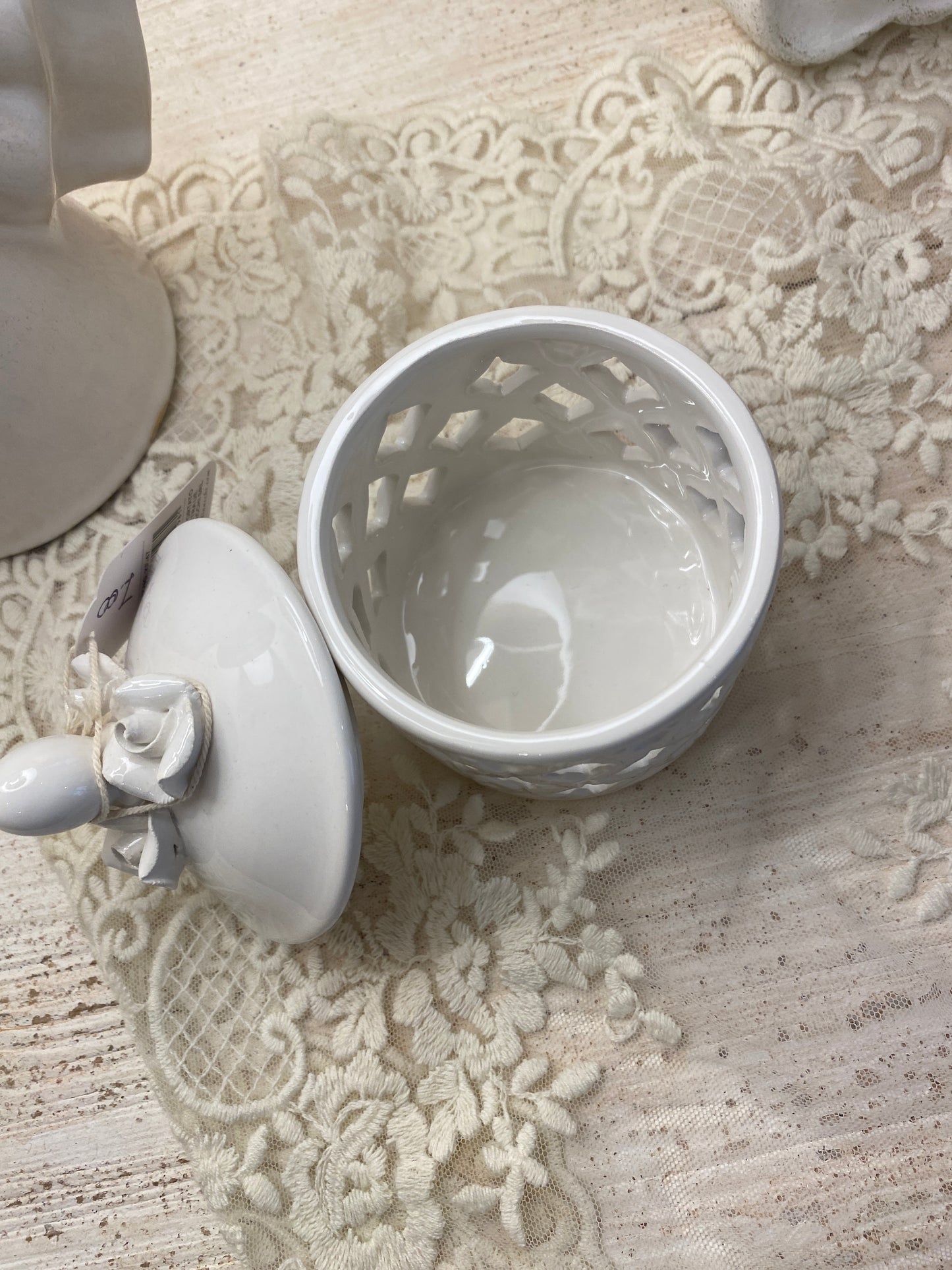 Barattolino in ceramica traforato con decoro con fiori 12x7cm