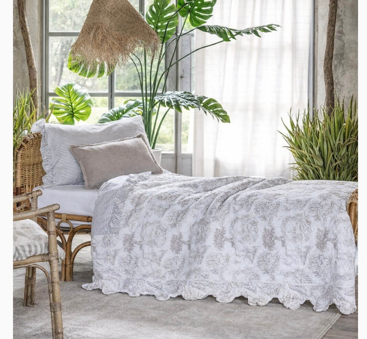 Trapunta matrimoniale in microfibra con stampa Toile de Jouy beige su fondo avorio e bordo sagomato, imbottitura 360 gsm per un caldo abbraccio.
250 x 250 cm
