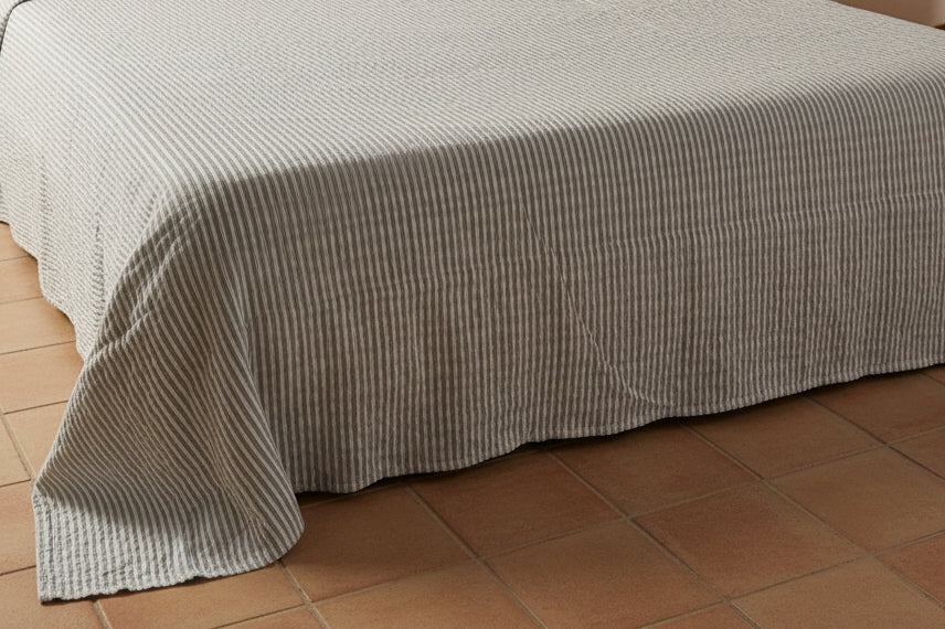 Copriletto matrimoniale in cotone, tessuto rigato nel colore grigio, misura 250x260