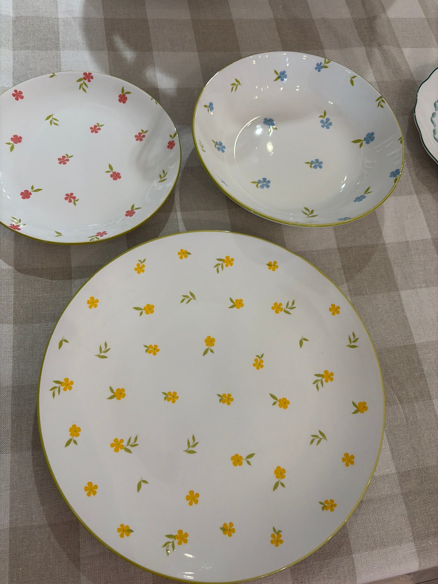 Servizio di Piatti in porcellana 18 pezzi Piano fondo dessert un servizio di Piatti molto elegante con floreale 