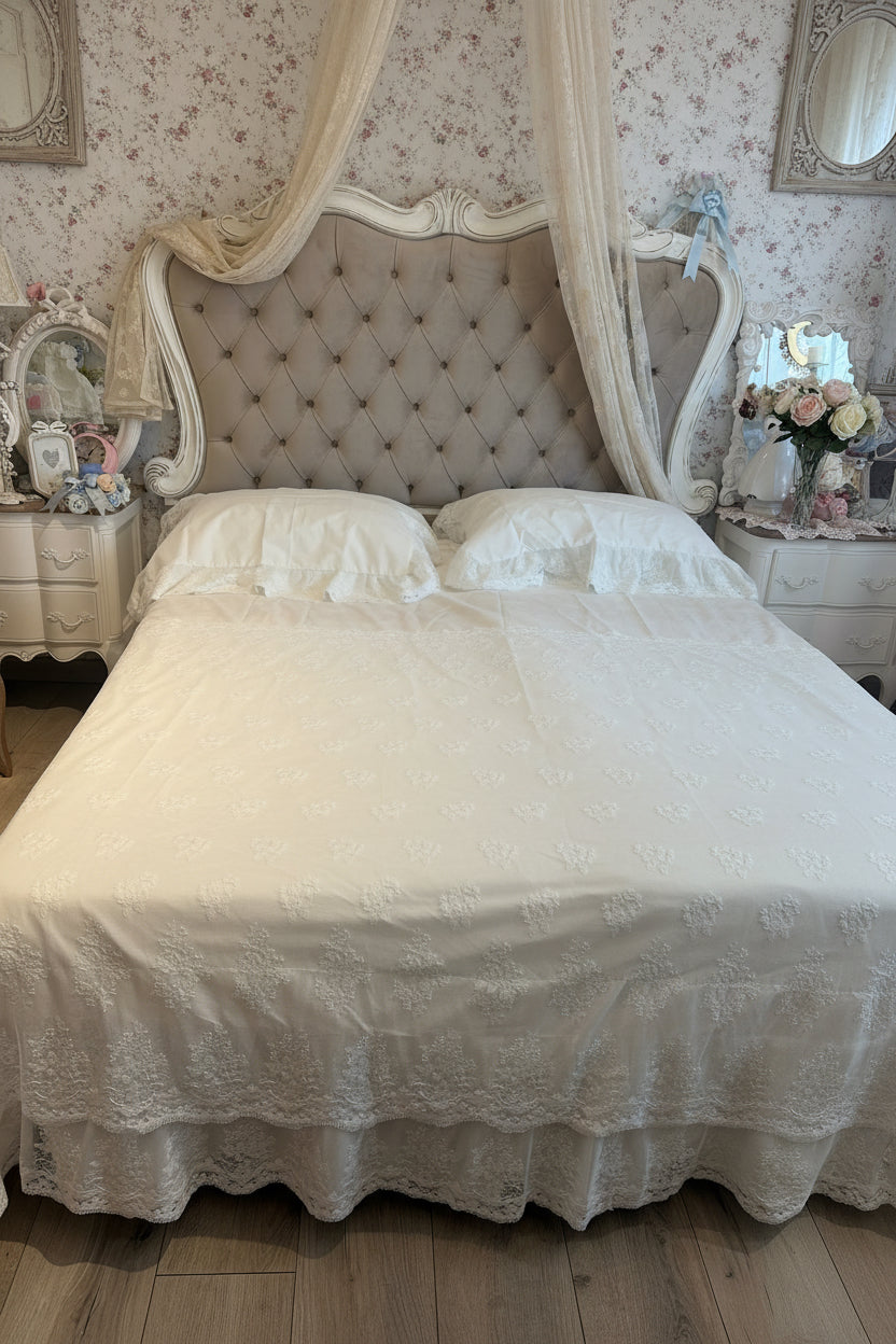 Copriletto In per calle con pizzo su tutti e tre i lati e anche sulla base il colore è bianco completo di copri guanciali