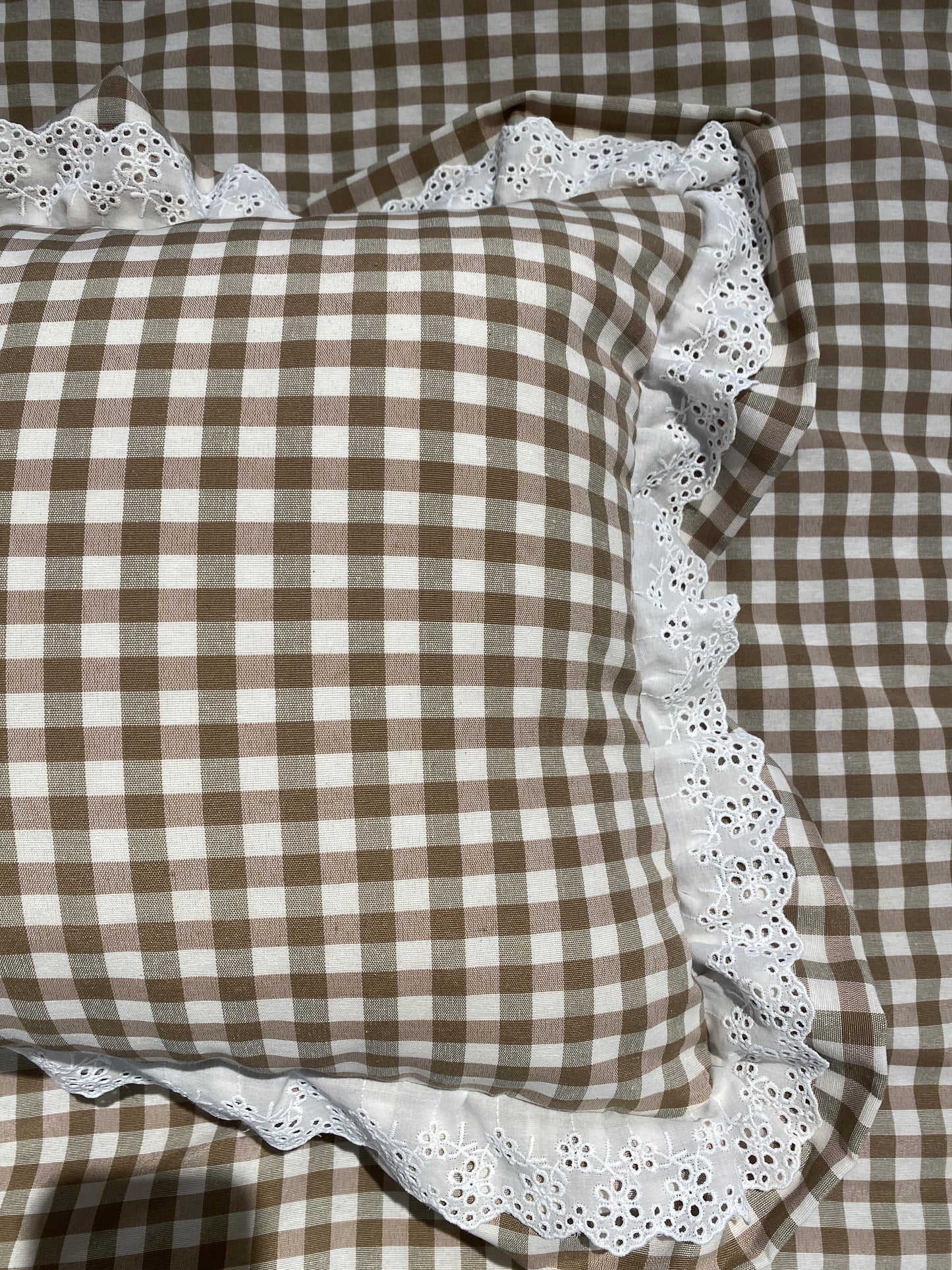 Cuscino rettangolare a quadretti con balza in pizzo sangallo 45x35+10cm