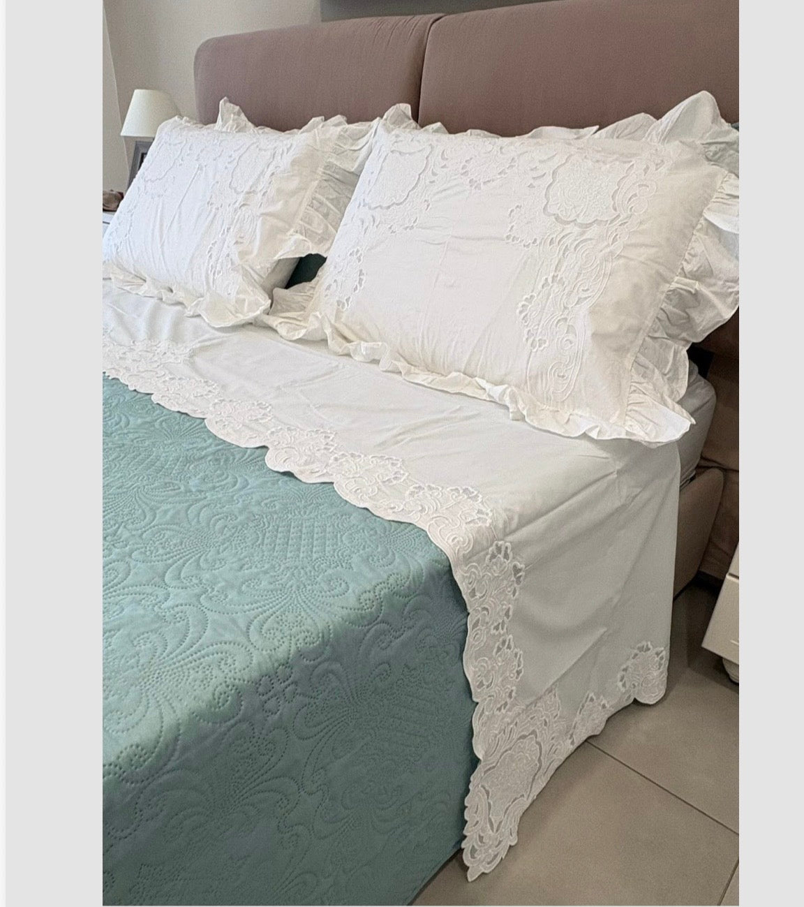 Parure letto matrimoniale misura sopra 290x260 sotto 205x185x40. Copriguanciali 50x80