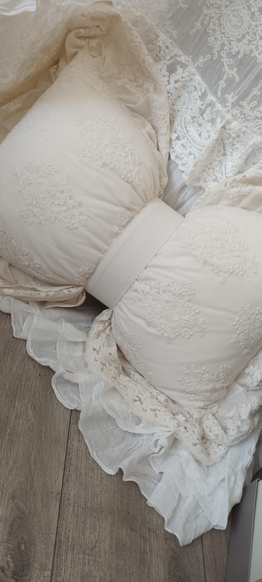 Cuscino fiocco,cotone e pizzo