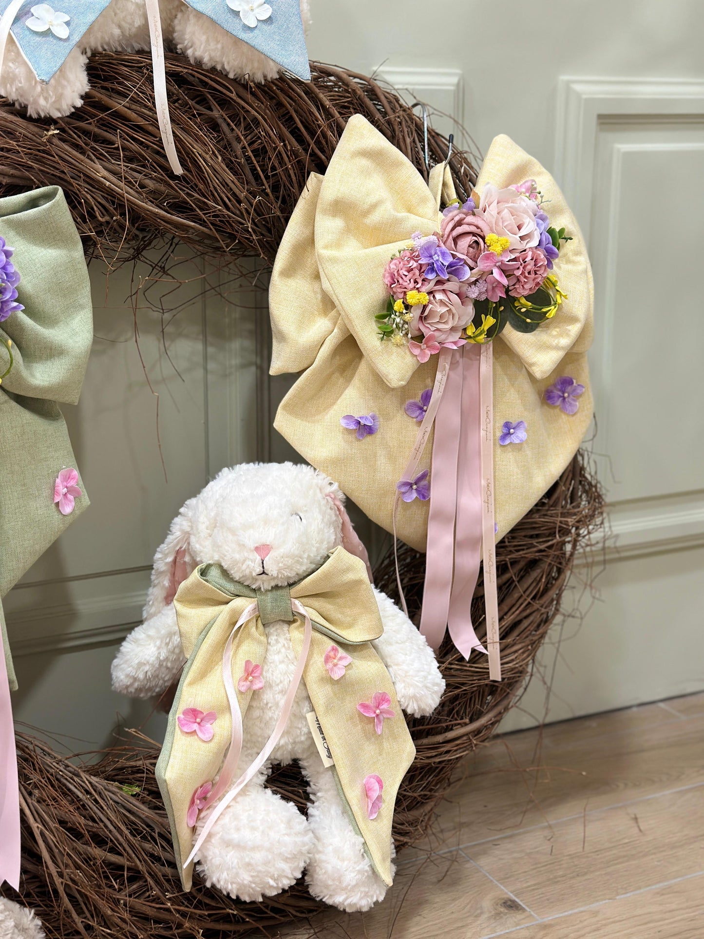 Coniglietto pupazzo con fiocco giallo