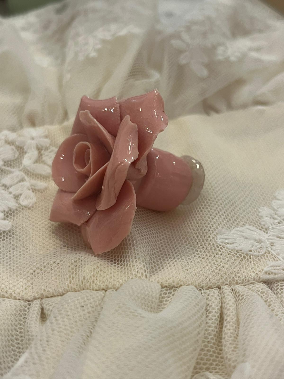 pomello decorativo in porcellana a forma di bocciolo di rosa. 4x3cm