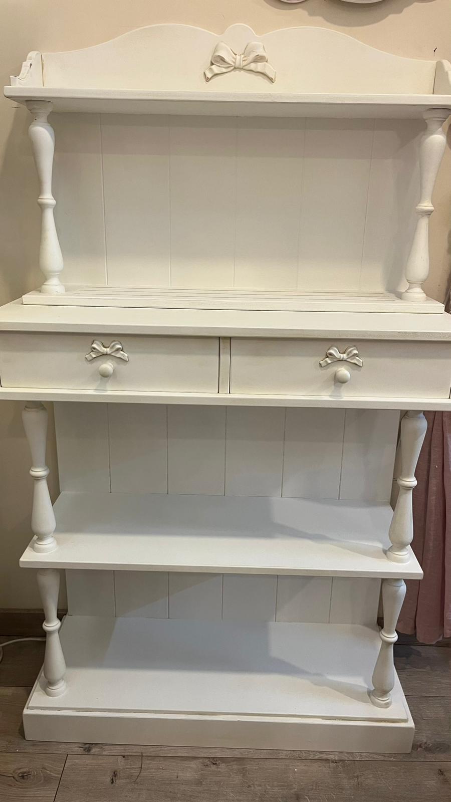 Piattaia con base shabby chic con dettagli a fiocco 146x90x35cm