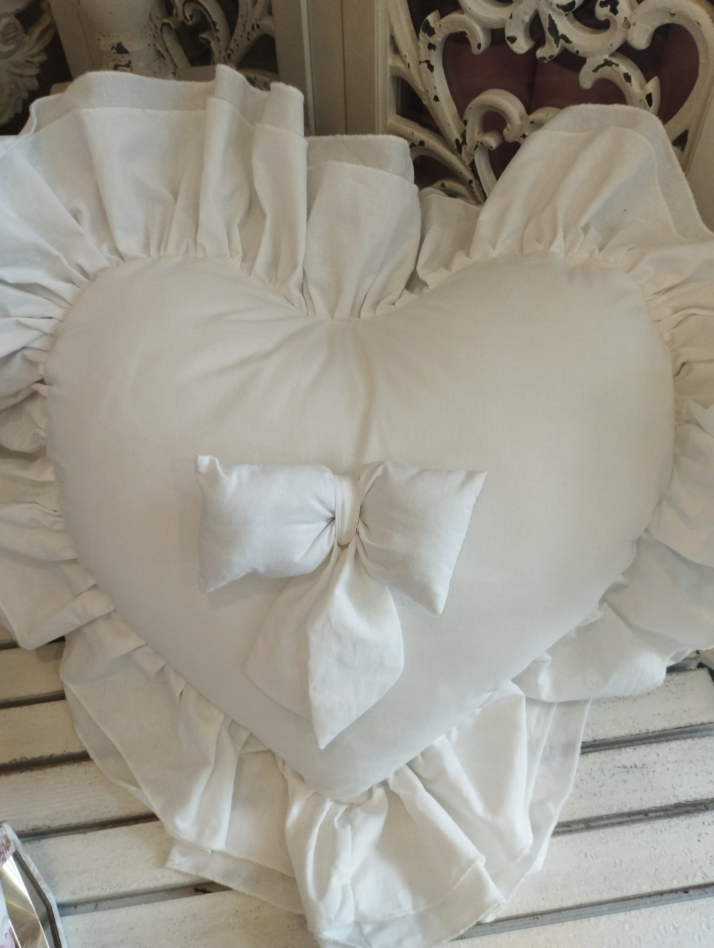 Cuscino cuore romantico con fiocco