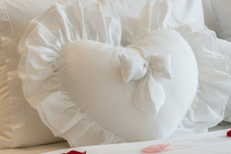 Cuscino cuore romantico con fiocco