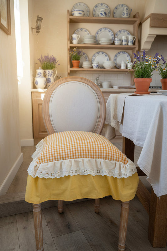 Cuscino sartoriale, 100% cotone con doppia balza la prima balza con un romantico pizzo Sangallo la seconda balza nel colore tinta unita, giallo ,la base del cuscino, un bellissimo tessuto quadrettino con il giallo ￼misura 45x45+18 la balza