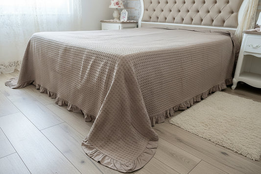 Copriletto in cotone, nido ape con Roushes misura 260x260 colore tortora￼￼