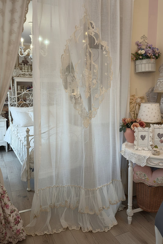 Telo tenda in misto lino con decoro centrale ricamo su tulle con doppia balza con ricamo e tulle misura 150X 300 ￼