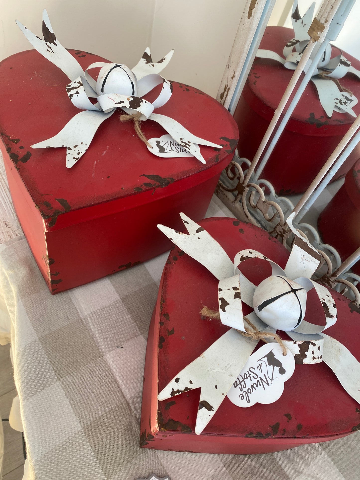 Set di scatole in latta con fiocco