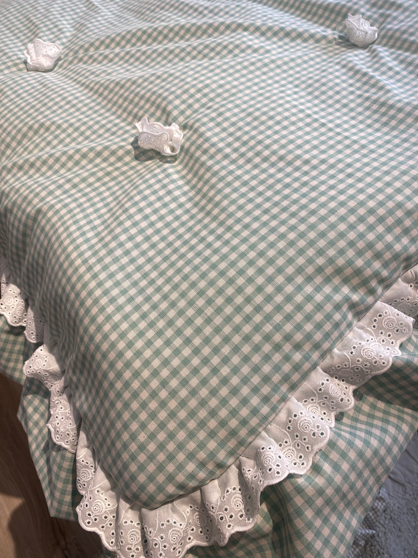 Fondoletto vichy verde con Rousches e applicazione di pizzo San Gallo misura 180x85+12 la balza