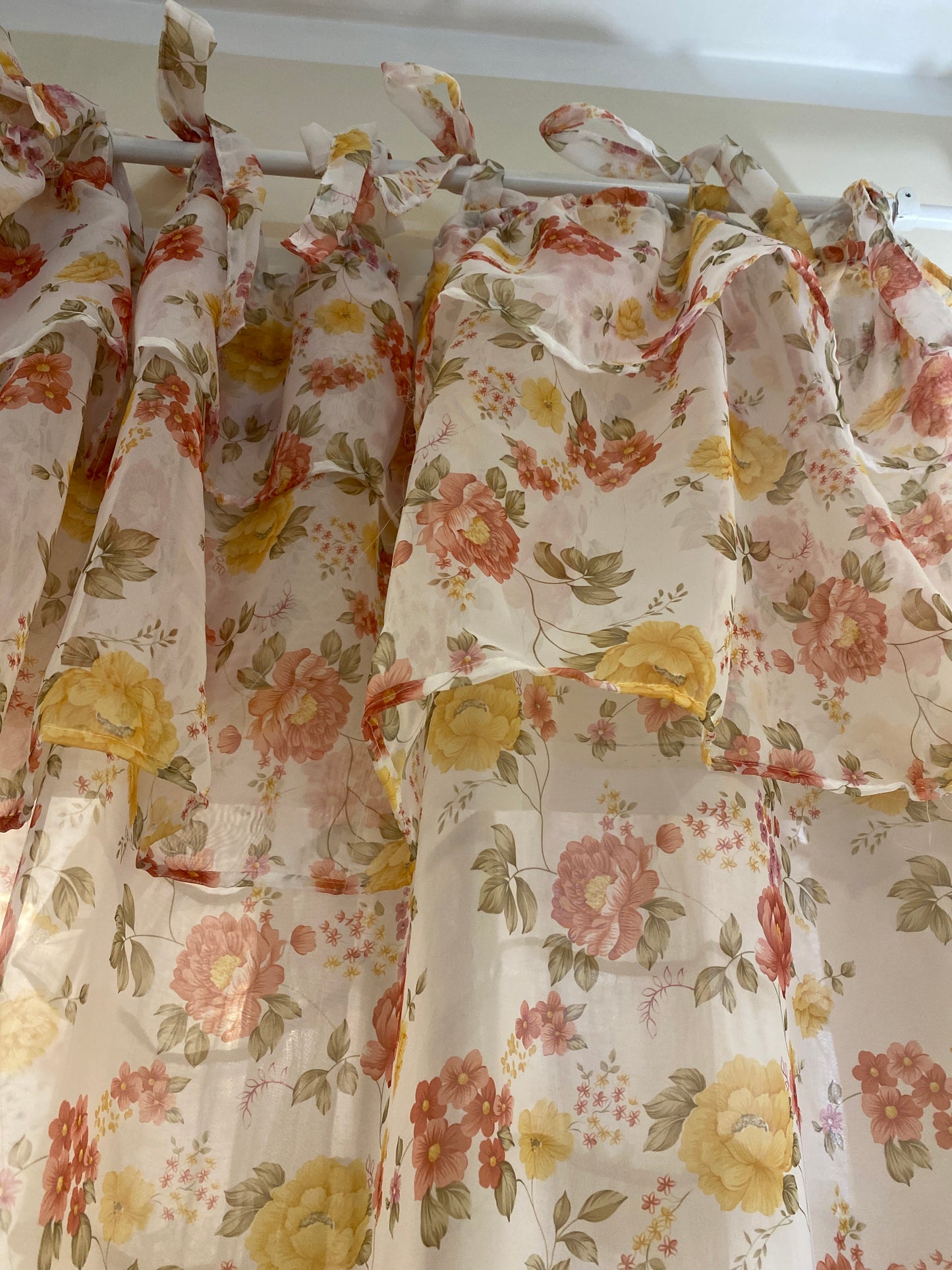 Coppia di tende in organza con mantovana applicata con due balze con fettucce 150x300cm