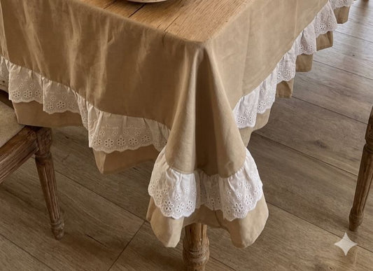 Tovaglia 140x220cm con balza in pizzo san gallo OFFICINA TESSILE