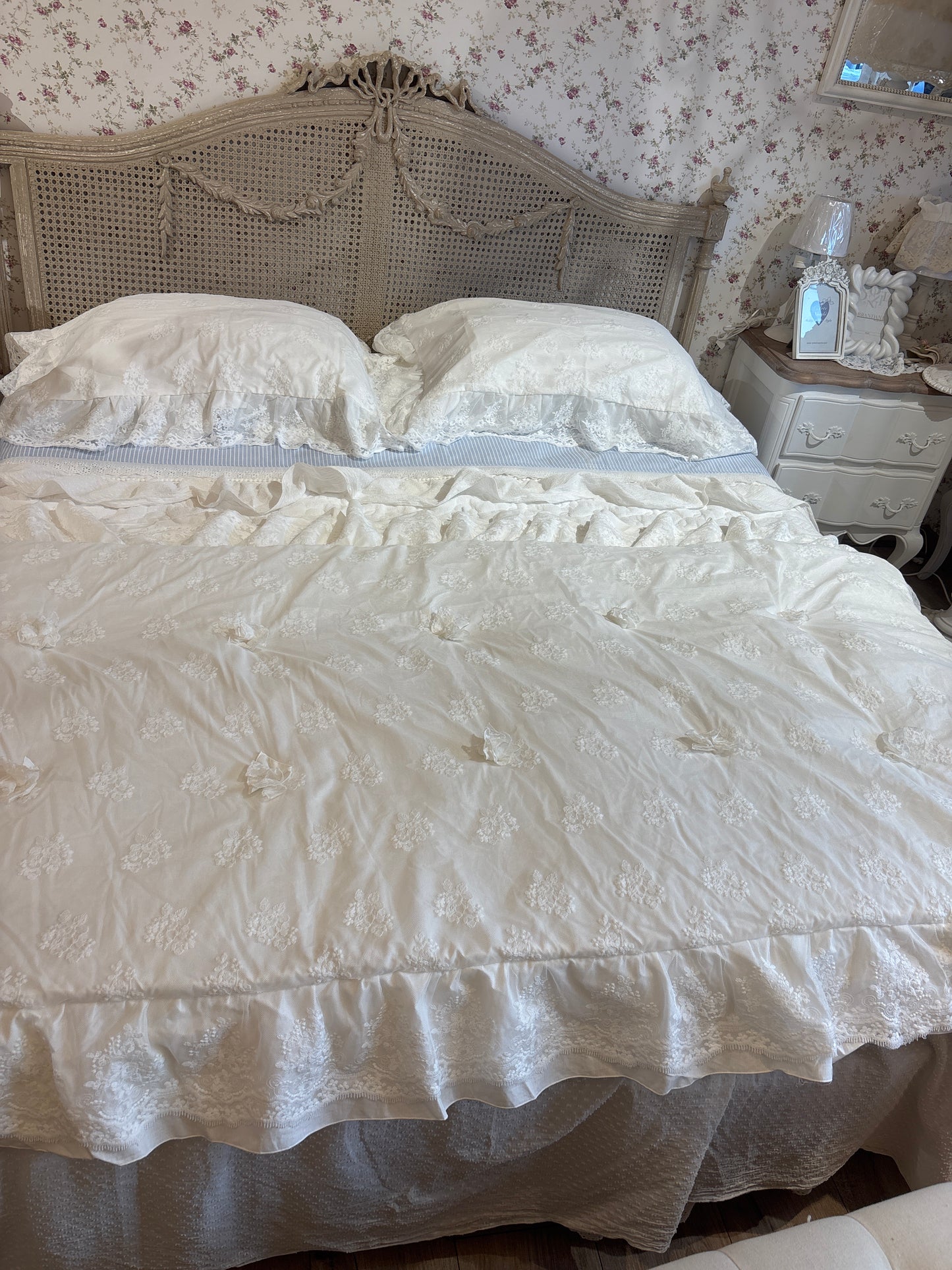 Scaldotto in pizzo con coppia di copri guanciali