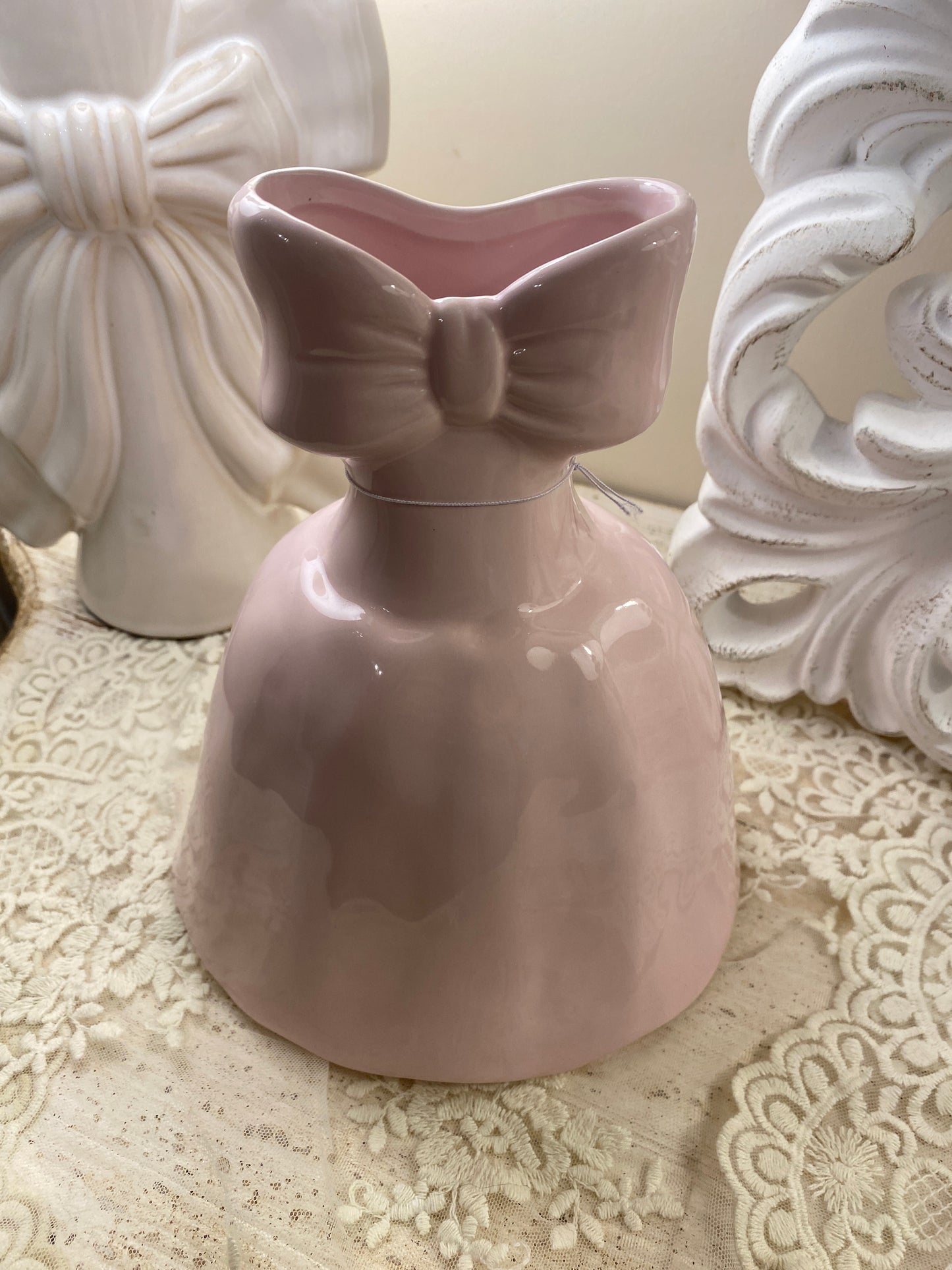 Vaso decorativo in ceramica con fiocco ad abito 15x17x21cm