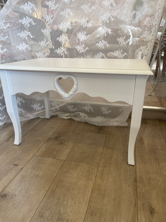 Tavolo da salotto nel colore bianco con un romantico cuore traforato e decorato misura 80 × 50 × 50 di altezza