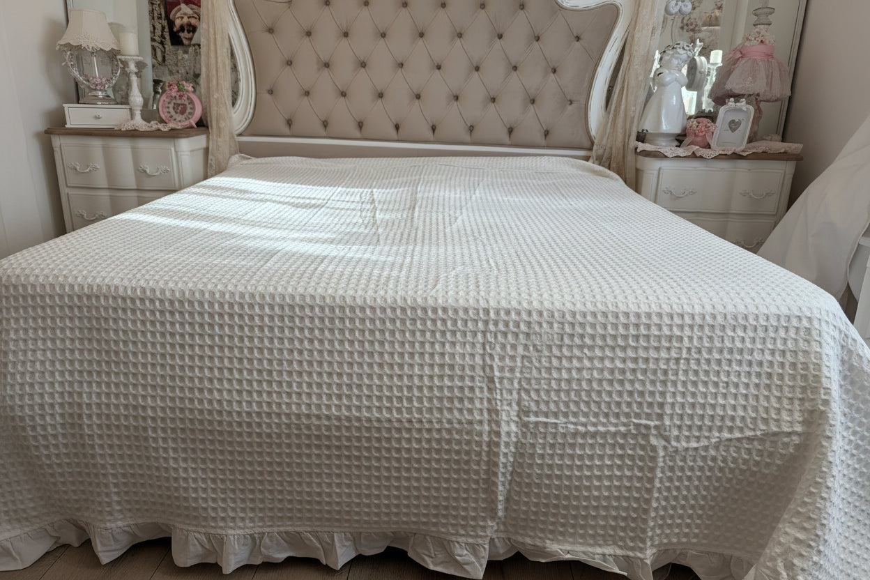 Copriletto In 100% cotone nido, ape con roushes su tutti e 3 i lati colore bianco￼