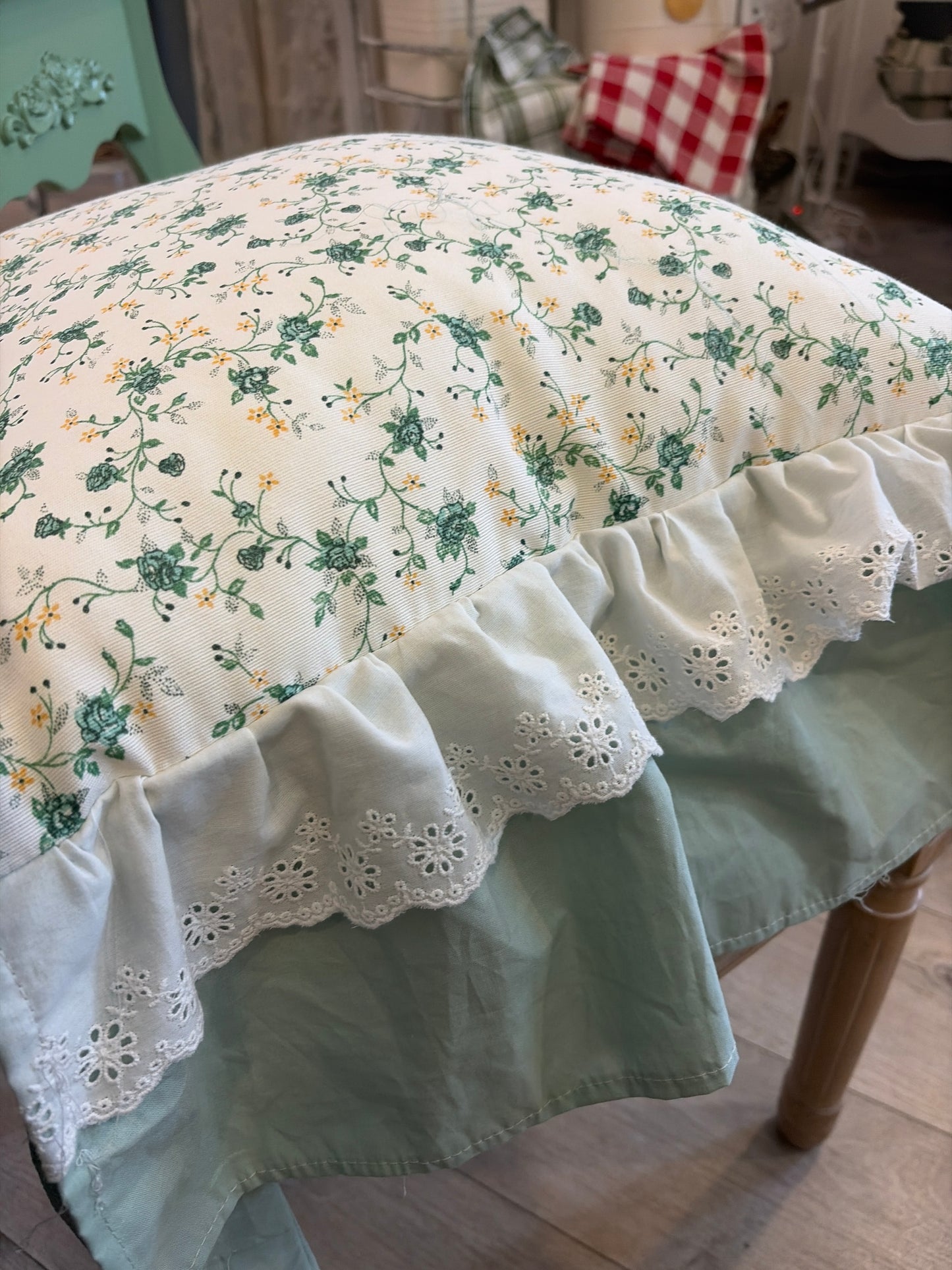 Cuscino, sedia sartoriale, misura 45X 45+ 18 la balza 100% cotone fantasia floreale con la prima valzer in pizza Sangallo la seconda balza tinta unita verde salvia sono sfoderabili